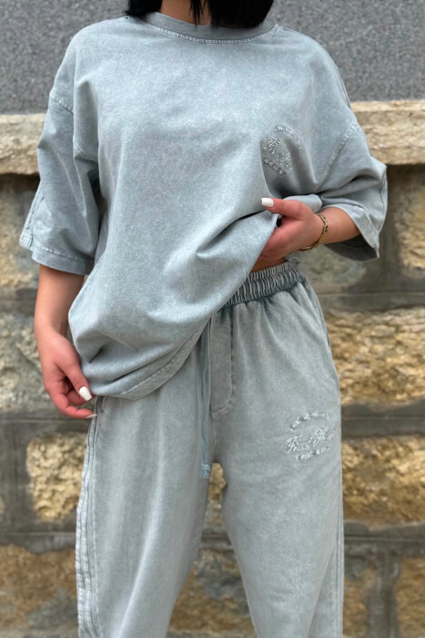 SET NJE NGJYRESH T-SHIRT ME SHKRIME + TUTA PER FEMRA NE NGJYRE GRI E ZBARDHUR - 3