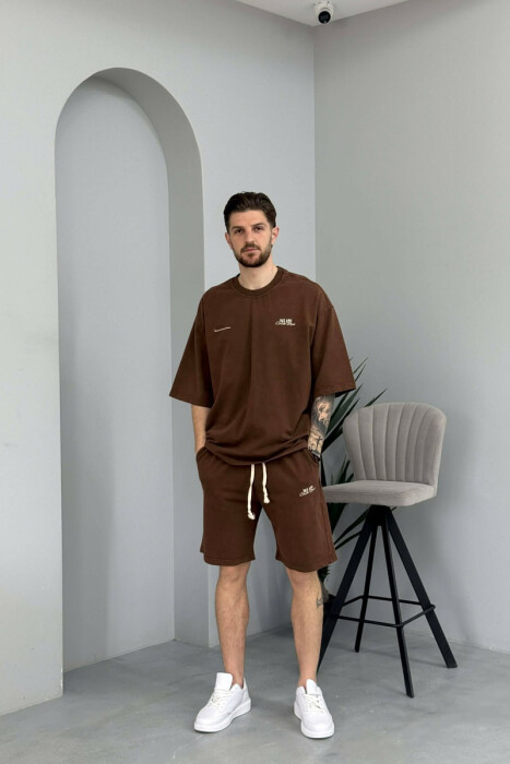 SET NJE NGJYRESH T-SHIRT ME SHKRIME + TUTA TE SHKURTRA PER MESHKUJ NE NGJYRE KAFE - 1