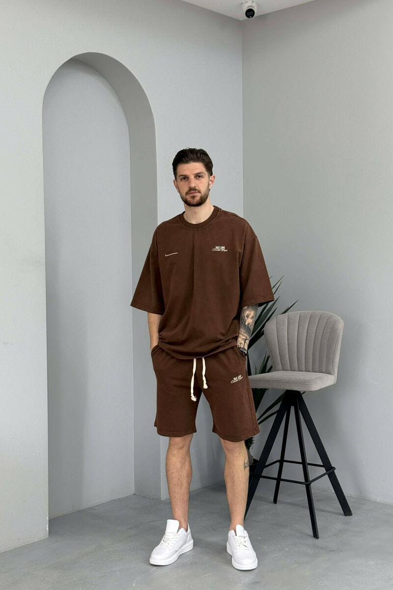 SET NJE NGJYRESH T-SHIRT ME SHKRIME + TUTA TE SHKURTRA PER MESHKUJ NE NGJYRE KAFE - 1