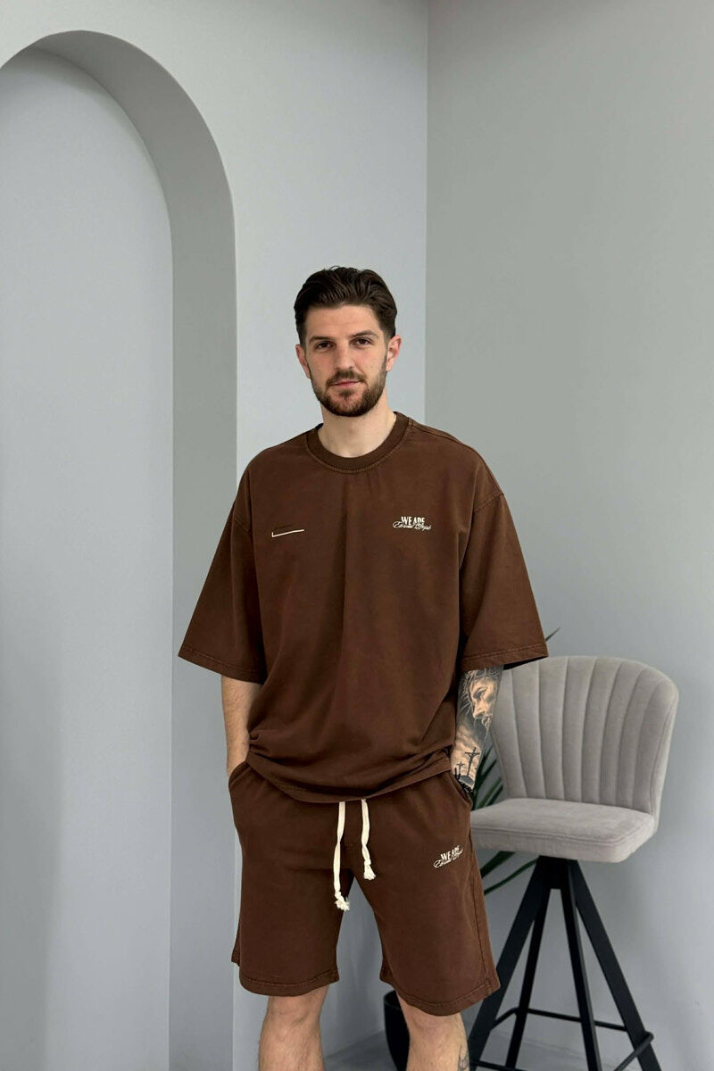 SET NJE NGJYRESH T-SHIRT ME SHKRIME + TUTA TE SHKURTRA PER MESHKUJ NE NGJYRE KAFE - 3