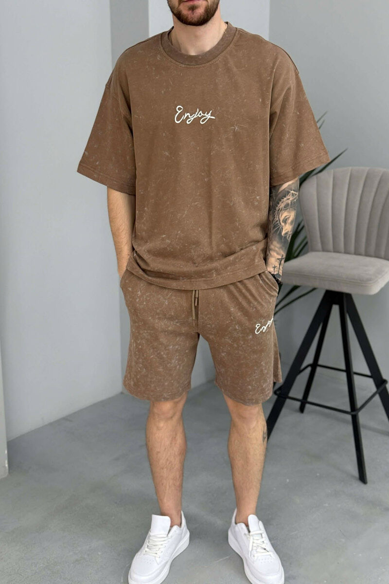 SET T-SHIRT ME SHKRIM PARA & PAS + TUTA TE SHKURTRA PER MESHKUJ NE NGJYRE KAFE TE ZBARDHUR - 3