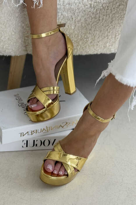 SANDALE TË SHNDRITSHME ME TAKË PËR FEMRA NË NGJYRË GOLD - KLAUDIO FASHION