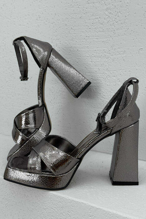 SHINY CROSSED STRAPS WOMEN HEELED SANDALS SILVER/ARGJEND - 2