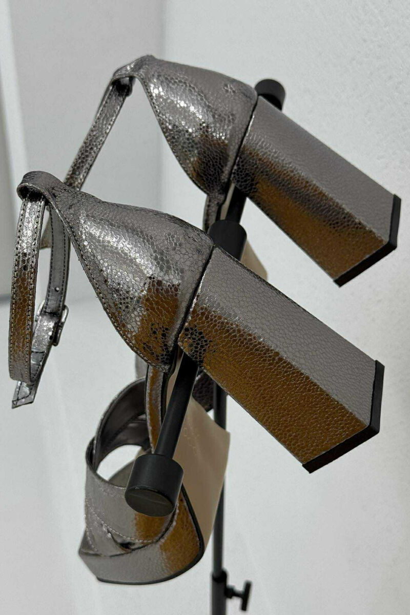 SHINY CROSSED STRAPS WOMEN HEELED SANDALS SILVER/ARGJEND - 4