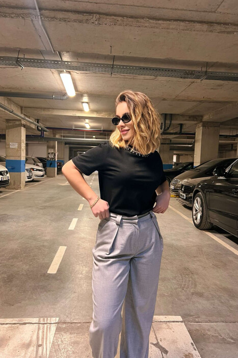 T-SHIRT ME DETAJIN E GURËVE PËR FEMRA NË NGJYRËN E ZEZË 