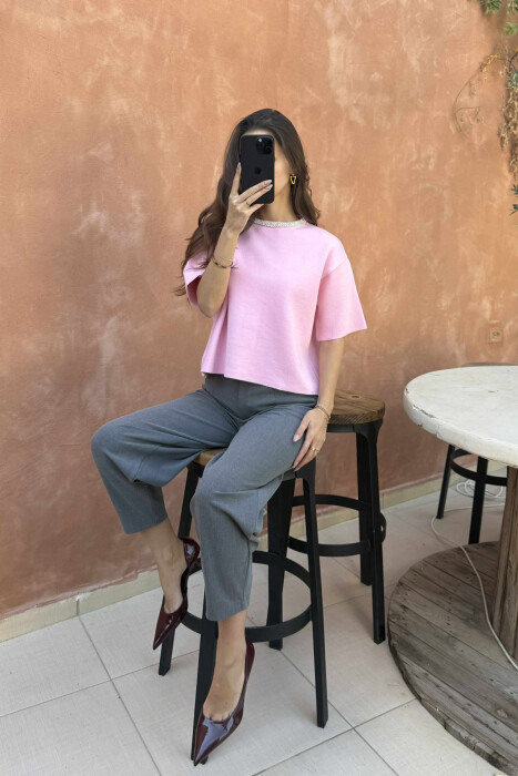 TRIKO ME MËNGË TË SHKURTRA DHE GURË TË SHËNDRITSHËM PËR FEMRA NË NGJYRËN ROZË - KLAUDIO FASHION