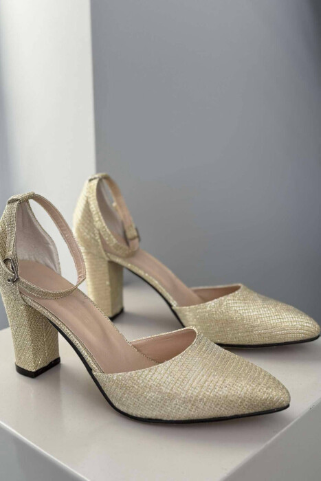 SANDALE TË SHNDRITSHME ME TAKË PËR FEMRA NË NGJYRË GOLD 