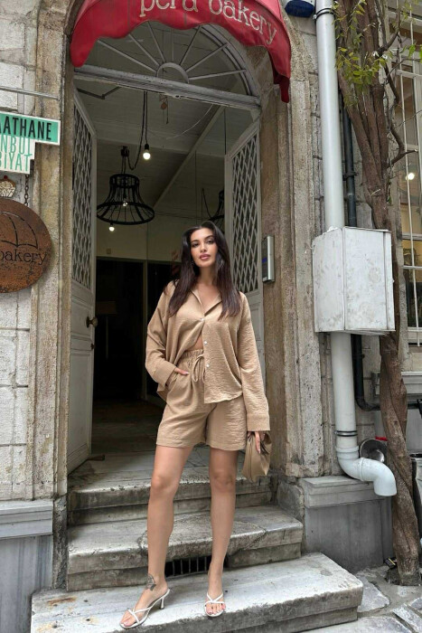 SET NJË NGJYRËSH KËMISHË+PANTALLONA TË SHKURTRA PËR FEMRA NË NGJYRË BEZHË 
