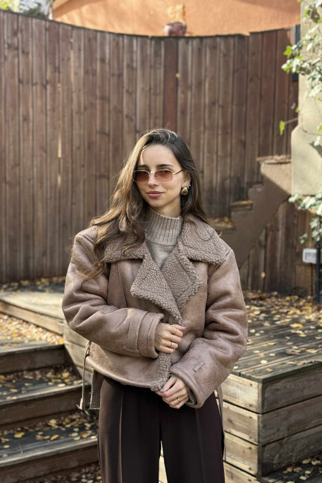 SHORT BELTED FLUFFY WOMEN JACKET BROWN/KAFE - 2