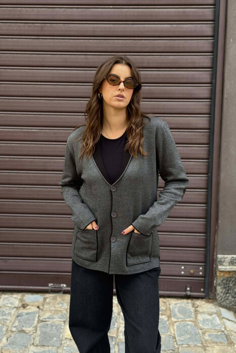 XHAKETË ME KOPSA TË THJESHTA DHE ME DETAJIN E XHEPAVE PËR FEMRA NË NGJYRË GRI TË ERRËT - KLAUDIO FASHION