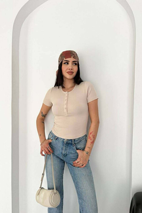 T-SHIRT I THJESHTE ME BUTONA PER FEMRA NE NGJYRE BEZHE 