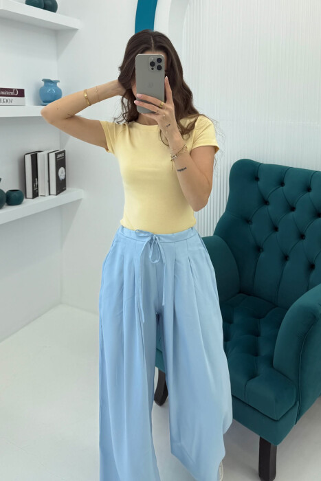 T-SHIRT NJË NGJYRËSH I THJESHTË PËR FEMRA NË NGJYRËN E VERDHË 