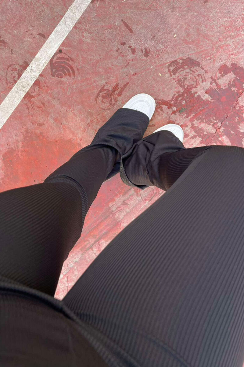 SIMPLE WOMAN LEGGINGS IN BLACK COLOR - 4