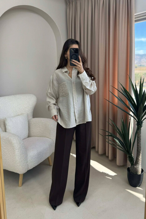 KËMISHË NJË NGJYRËSHE ME DETAJIN E NJË XHEPI PËR FEMRA NË NGJYRËN BEZHË - KLAUDIO FASHION