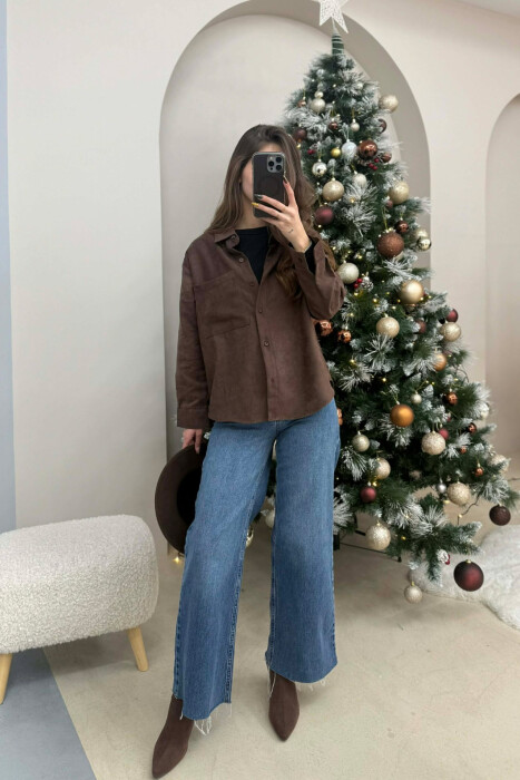 KËMISHË NJË NGJYRËSHE ME NJË XHEP PËE FEMRA NË NGJYRË KAFE TË ERRËT 