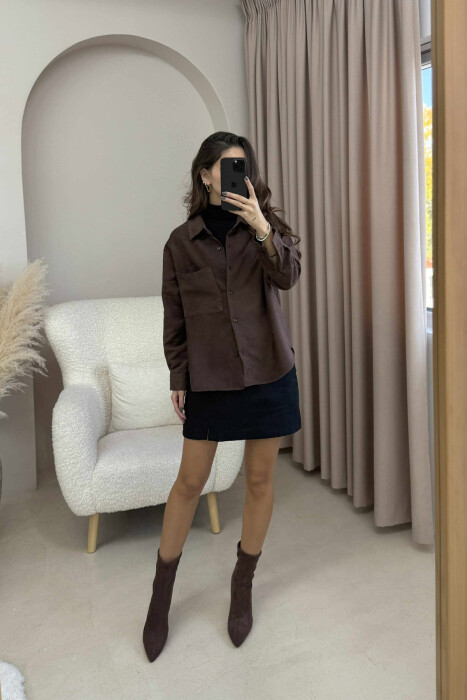 KËMISHË NJË NGJYRËSHE ME NJË XHEP PËE FEMRA NË NGJYRË KAFE TË ERRËT - KLAUDIO FASHION