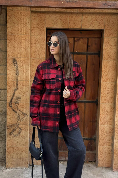 XHAKETË ME DIZANJE KATRORËSH DHE BUTONA TË THJESHTË PËR FEMRA NË NGJYRËN E KUQE - KLAUDIO FASHION