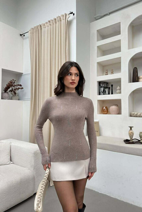 STONES DETAILS SEMI NECK WOMAN SWEATER LIGHT BROWN/KAZB - KLAUDIO FASHION