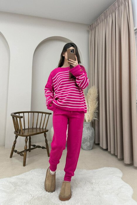 SET ME DIZAJN VIJASH TRIKO ME DETAJE BUTONASH+PANTALLONA PËR FEMRA NË NGJYRË CIKLAMI 