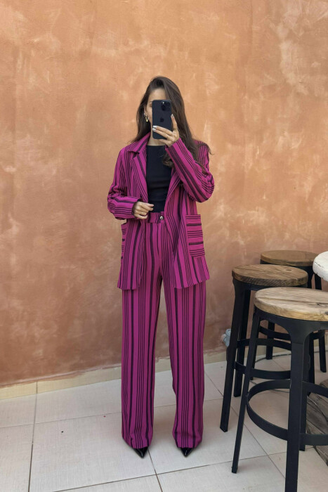 KOSTUM XHAKETË+PANTALLONA ME DIZAJN ME VIJA PËR FEMRA NË NGJYRË CIKLAMI 