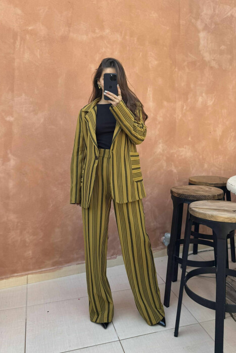 KOSTUM XHAKETË+PANTALLONA ME DIZAJN ME VIJA PËR FEMRA NË NGJYRË JESHILE TË ZBARDHUR 