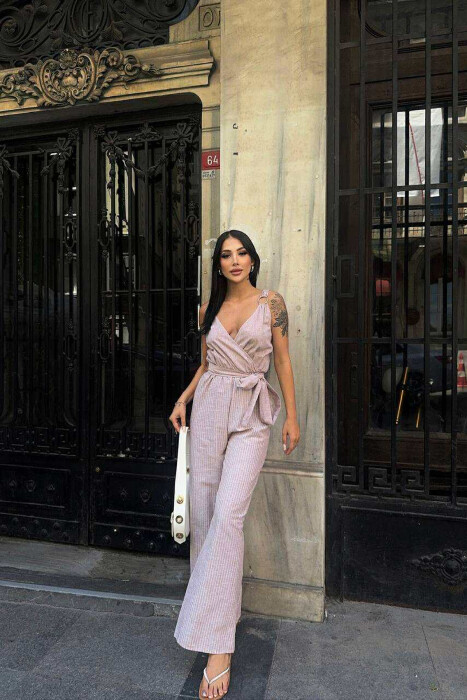 JUMPSUIT I THJESHTË ME DIZAJNIN E VIJAVE PËR FEMRA NË NGJYRËN KAFE E ZBARDHUR 