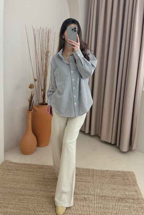 KËMISHË ME DIZAJNIN E VIJAVE ME XHEP PËR FEMRA NË NGJYRËN GRI+E BARDHË - KLAUDIO FASHION