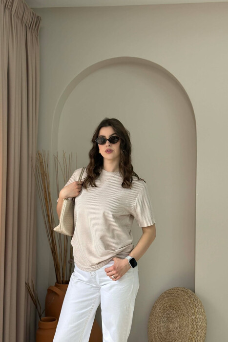 T-SHIRT ME DIZJAN VIJASH PER FEMRA NE NGJYRE BEZHE + 6 PALE ÇORAPE DHURATE - KLAUDIO FASHION