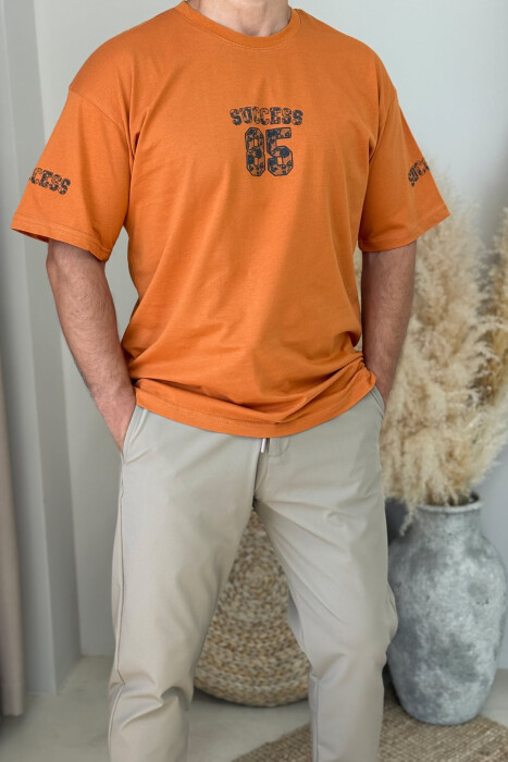 T-SHIRT I THJESHTË ME SHKRIME PËR MESHKUJ NË NGJYRËN TULLË 