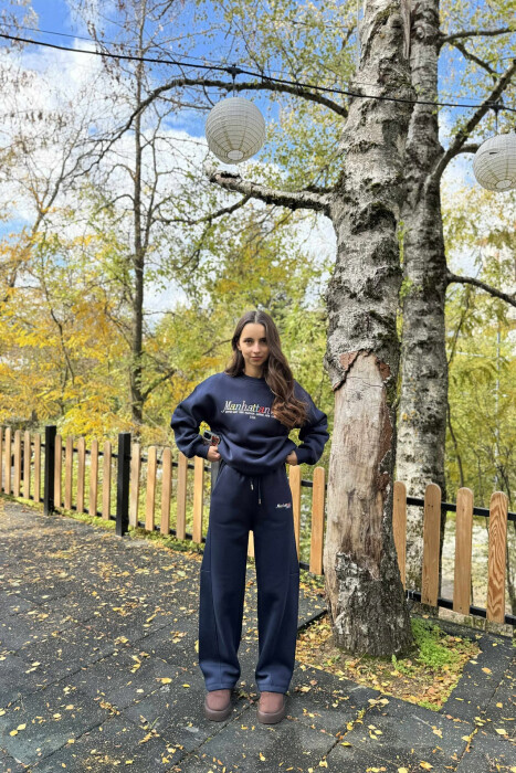 SWEATSHIRT+SWEATPANTS WRITTINGS FLUFFY WOMEN SET DARK BLUE/BEE - KLAUDIO FASHION