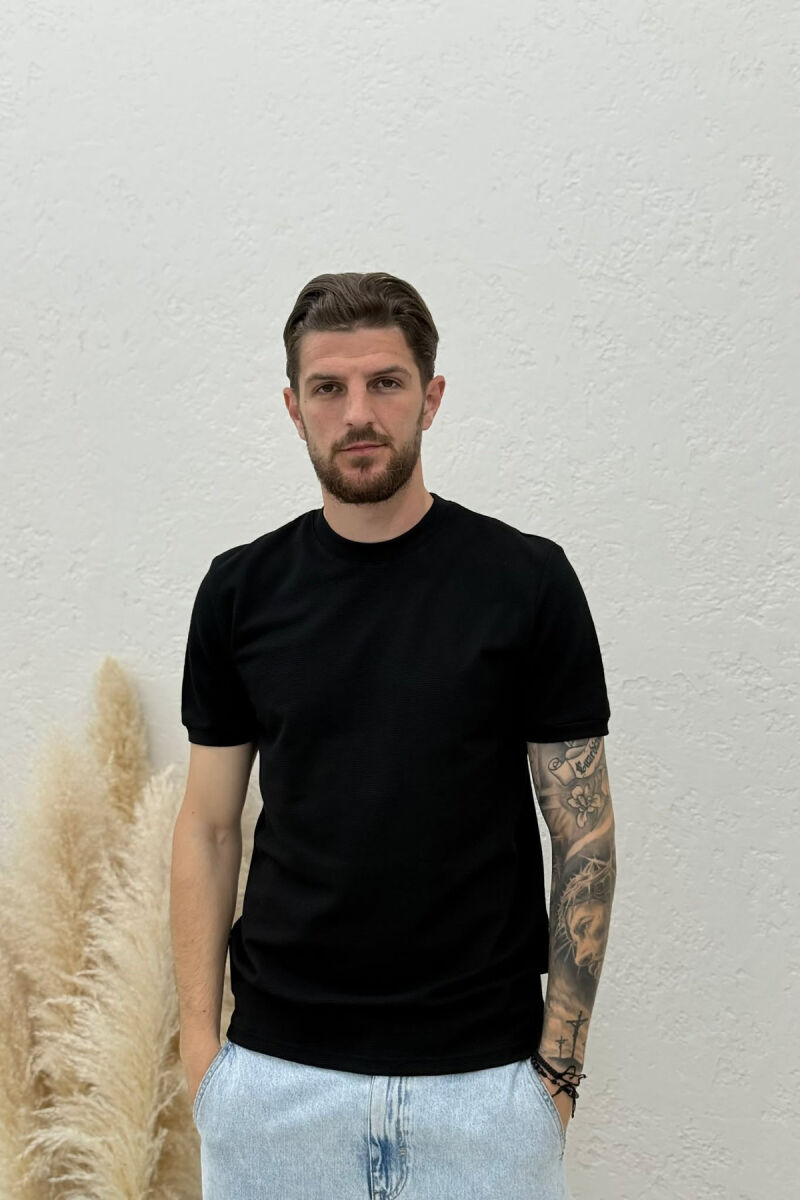 T-SHIRT I TEKSTURUAR ME JAKE TE RRUMBULLAKET PER MESHKUJ NE NGJYRE TE ZEZE - 1