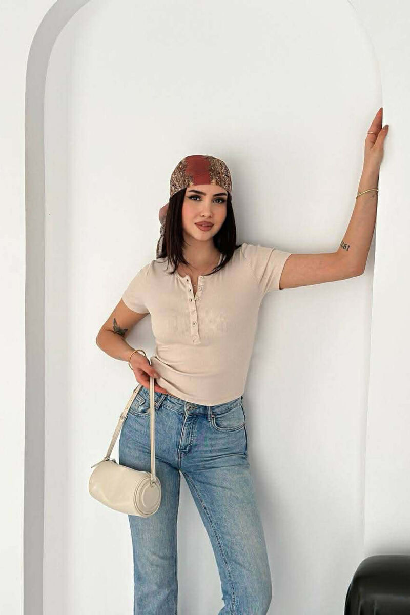 T-SHIRT I THJESHTE ME BUTONA PER FEMRA NE NGJYRE BEZHE - 2