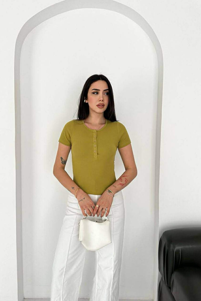 T-SHIRT I THJESHTE ME BUTONA PER FEMRA NE NGJYRE PISTAKIO - 1