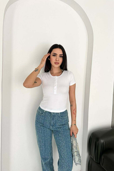 T-SHIRT I THJESHTE ME BUTONA PER FEMRA NE NGJYRE TE BARDHE 