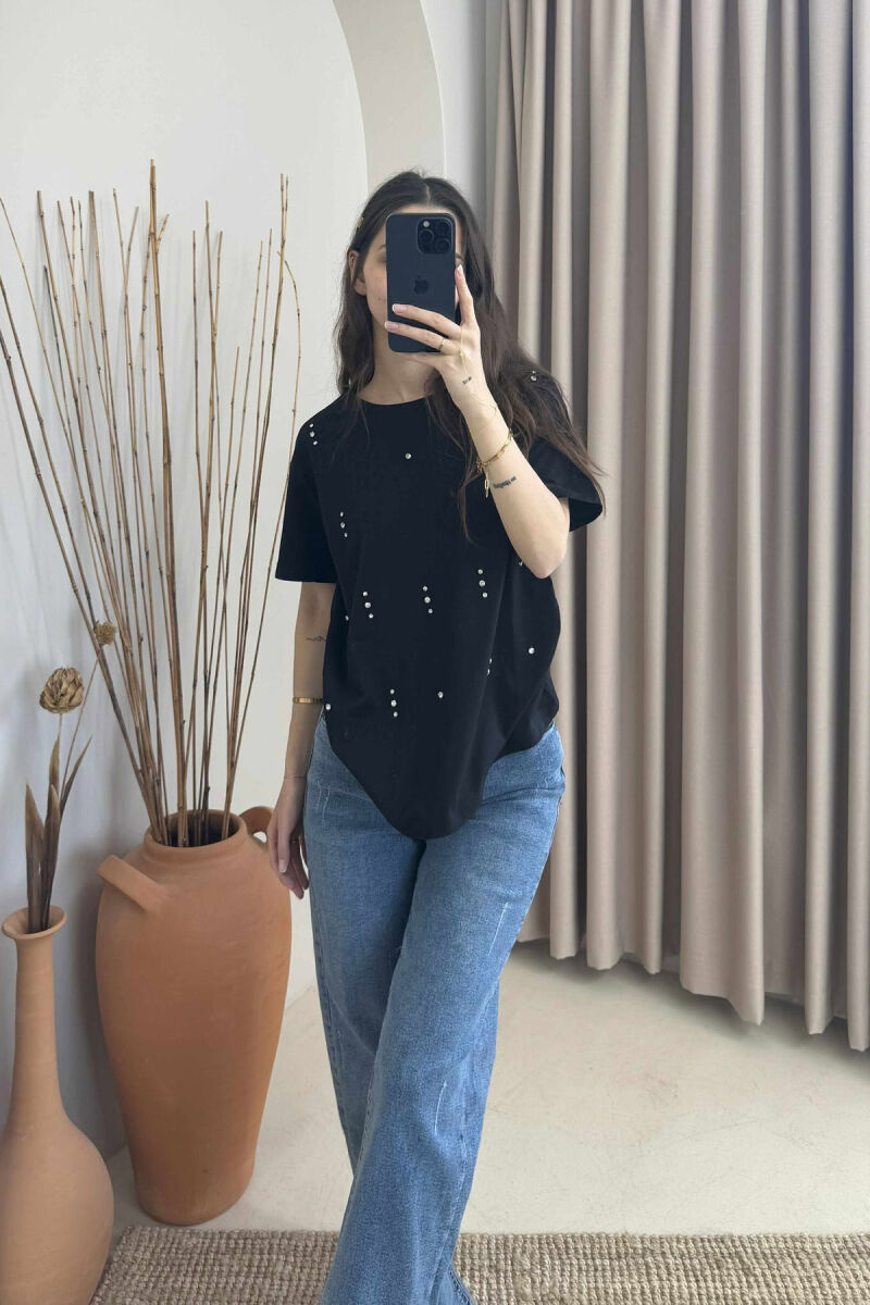 T-SHIRT I THJESHTË ME DETAJIN E GURËVE PËR FEMRA NË NGJYRËN E ZEZË - 1
