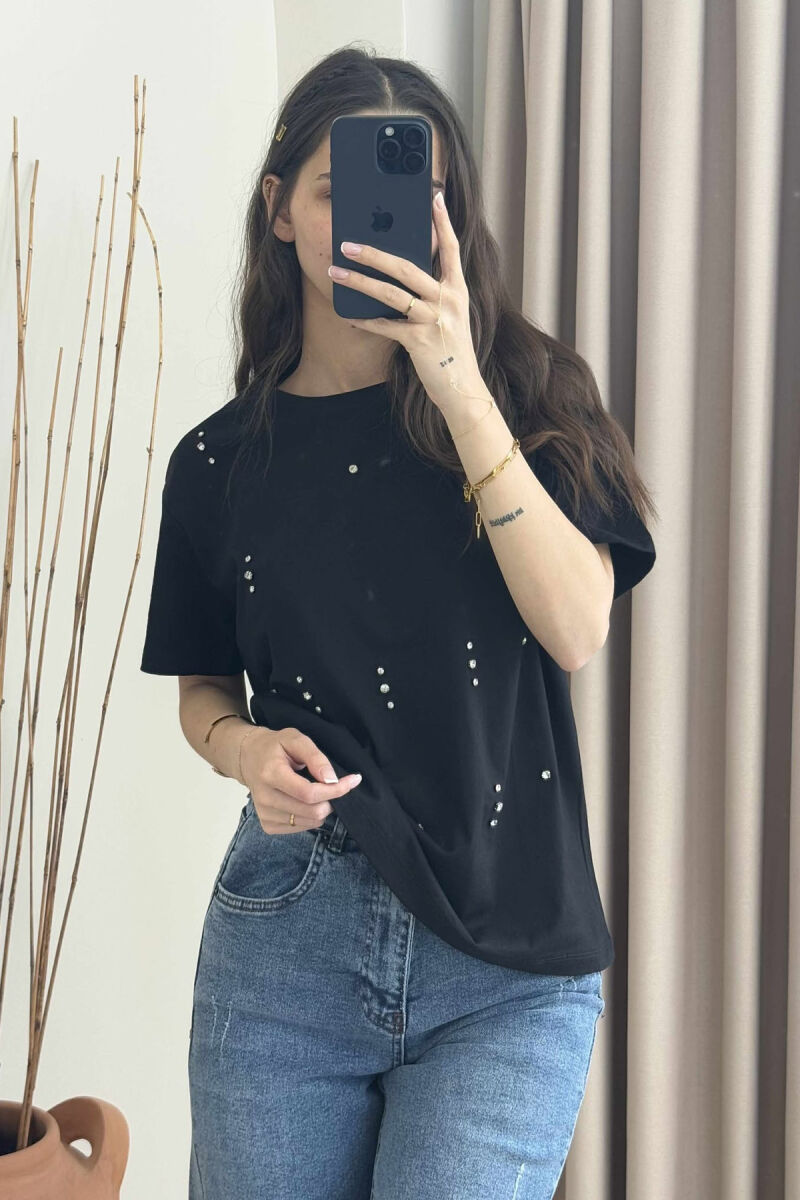 T-SHIRT I THJESHTË ME DETAJIN E GURËVE PËR FEMRA NË NGJYRËN E ZEZË - 2