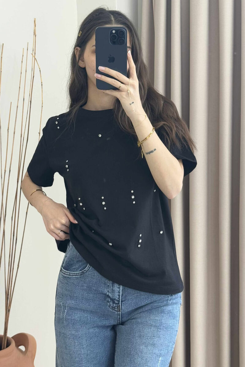 T-SHIRT I THJESHTË ME DETAJIN E GURËVE PËR FEMRA NË NGJYRËN E ZEZË - 3