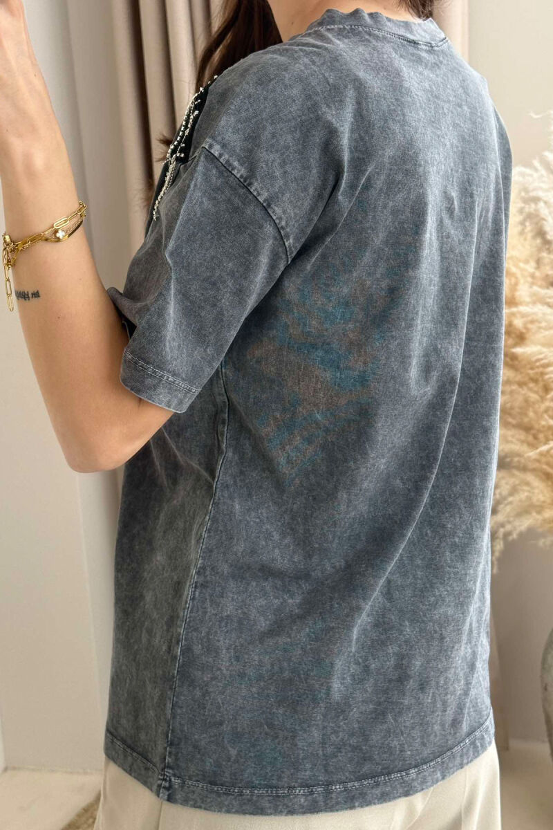 T-SHIRT I THJESHTË ME DETAJIN E GURËVE PËR FEMRA NË NGJYRËN GRI - 4