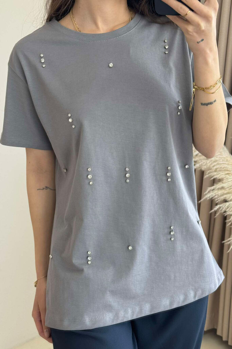 T-SHIRT I THJESHTË ME DETAJIN E GURËVE PËR FEMRA NË NGJYRËN GRI - 2