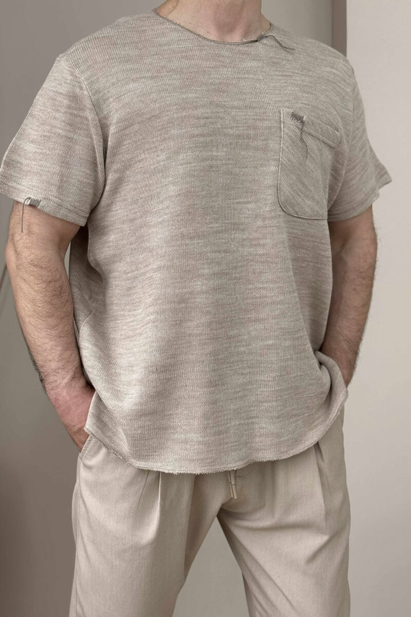 T-SHIRT I THJESHTË ME DETAJIN E XHEPIT PËR MESHKUJ NË NGJYRËN BEZHË - 1