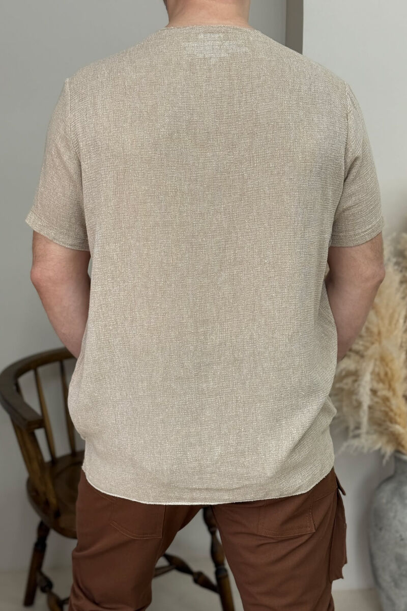 T-SHIRT I THJESHTË ME DETAJIN E XHEPIT PËR MESHKUJ NË NGJYRËN BEZHË - 2