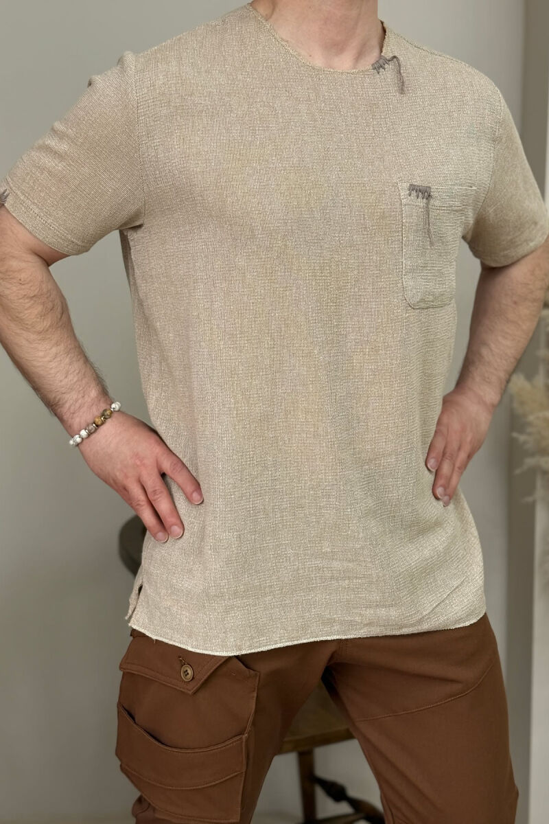 T-SHIRT I THJESHTË ME DETAJIN E XHEPIT PËR MESHKUJ NË NGJYRËN BEZHË - 3