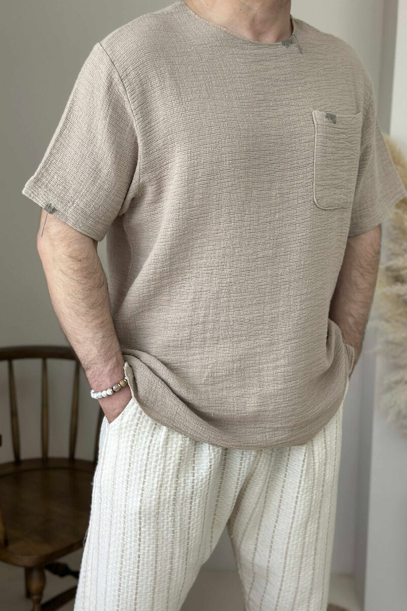 T-SHIRT I THJESHTË ME DETAJIN E XHEPIT PËR MESHKUJ NË NGJYRËN BEZHË - 1