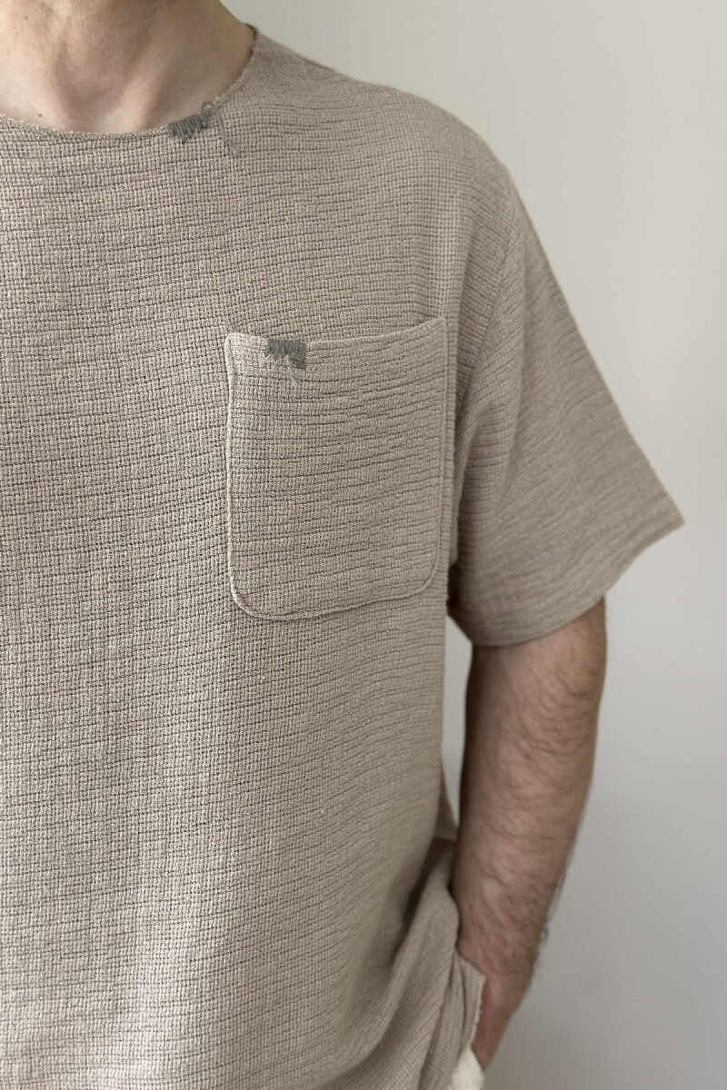 T-SHIRT I THJESHTË ME DETAJIN E XHEPIT PËR MESHKUJ NË NGJYRËN BEZHË - 3