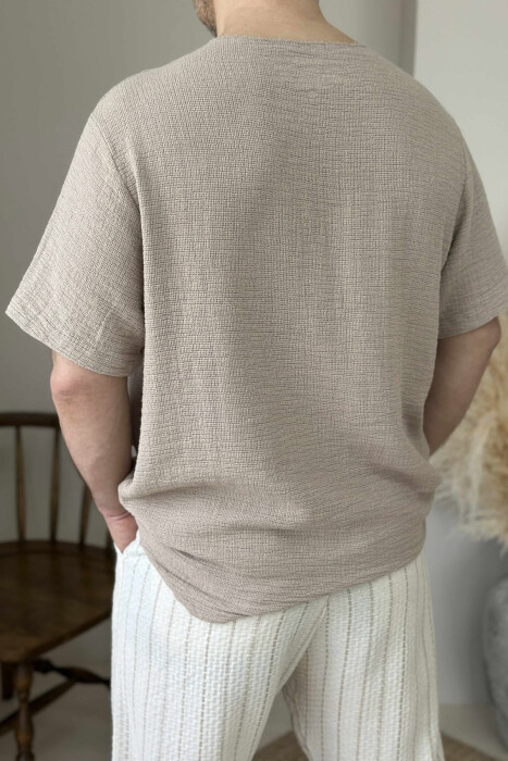T-SHIRT I THJESHTË ME DETAJIN E XHEPIT PËR MESHKUJ NË NGJYRËN BEZHË - 5