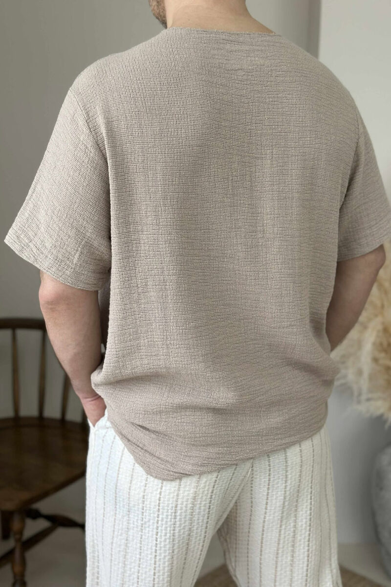 T-SHIRT I THJESHTË ME DETAJIN E XHEPIT PËR MESHKUJ NË NGJYRËN BEZHË - 5