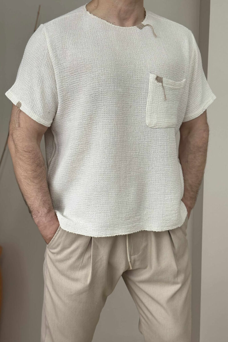T-SHIRT I THJESHTË ME DETAJIN E XHEPIT PËR MESHKUJ NË NGJYRËN E BARDHË - 1
