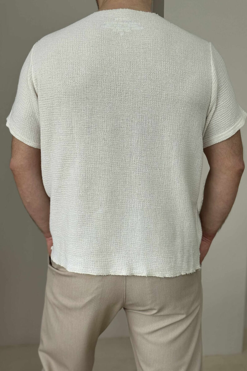 T-SHIRT I THJESHTË ME DETAJIN E XHEPIT PËR MESHKUJ NË NGJYRËN E BARDHË - 4