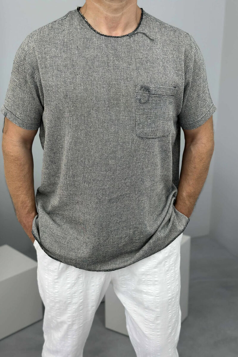 T-SHIRT I THJESHTË ME DETAJIN E XHEPIT PËR MESHKUJ NË NGJYRËN GRI - 2