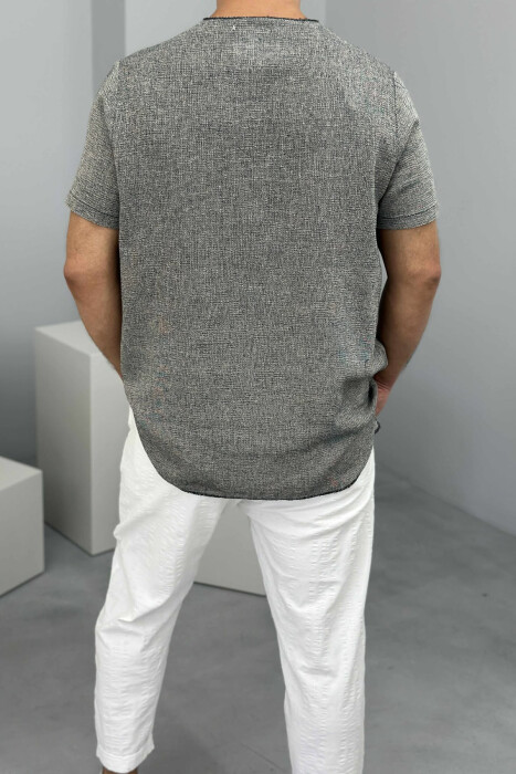 T-SHIRT I THJESHTË ME DETAJIN E XHEPIT PËR MESHKUJ NË NGJYRËN GRI - 3